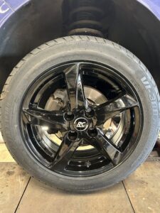 Sort bilhjul med RC logo nærbillede