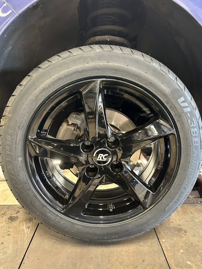 Sort bilhjul med RC logo nærbillede