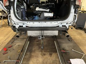 Bilværksted med åben bagende og værktøj