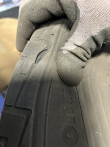 Dæk med revne, tæt på visning, sikkerhedstjek