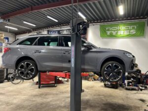 Bil løftes på autoværksted for service