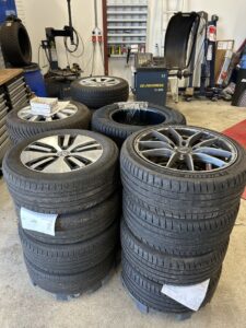 Stabler af dæk og fælge i værksted.